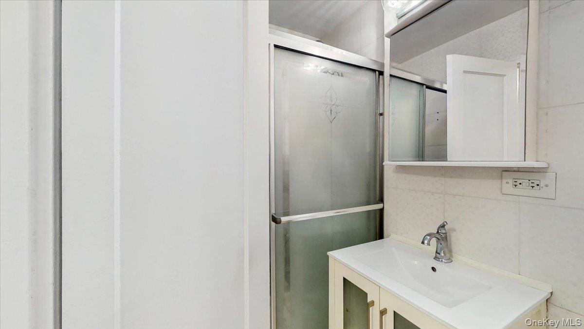 144-37 79th ave # 1R, Kew Garden Hills, NY 11367