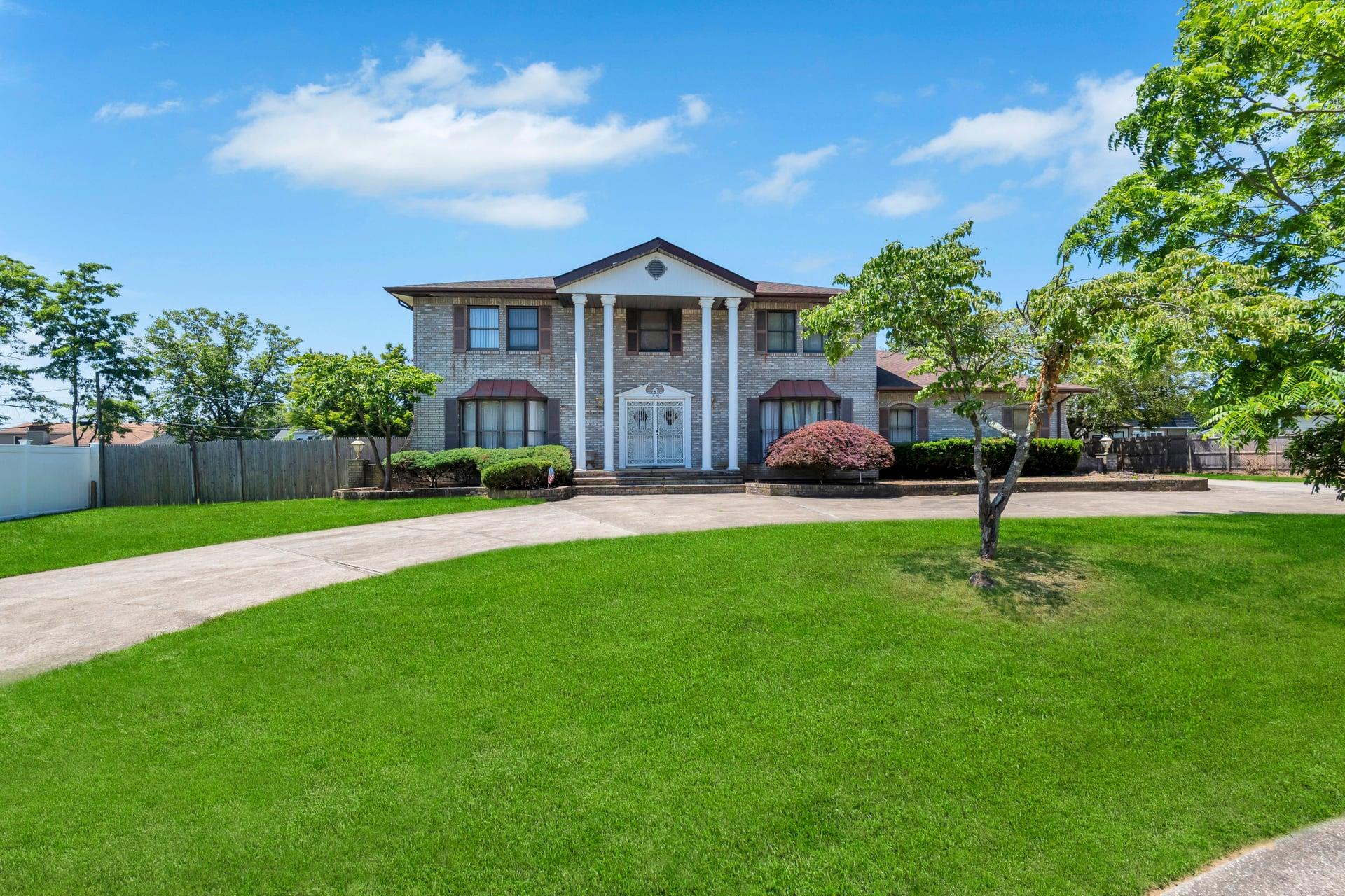 2 Eleanors Cove, Lake Grove, NY 11755