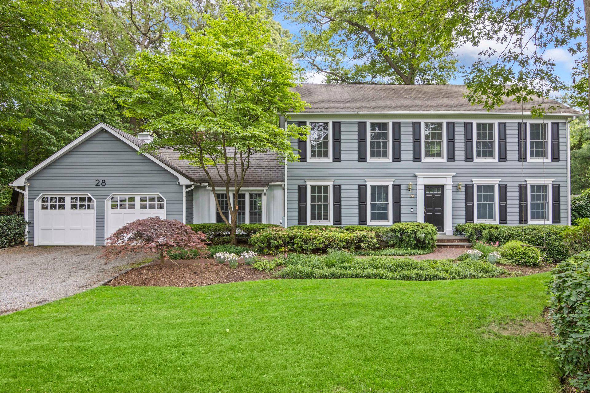 28 Buckingham Meadow Road, East Setauket, NY 11733