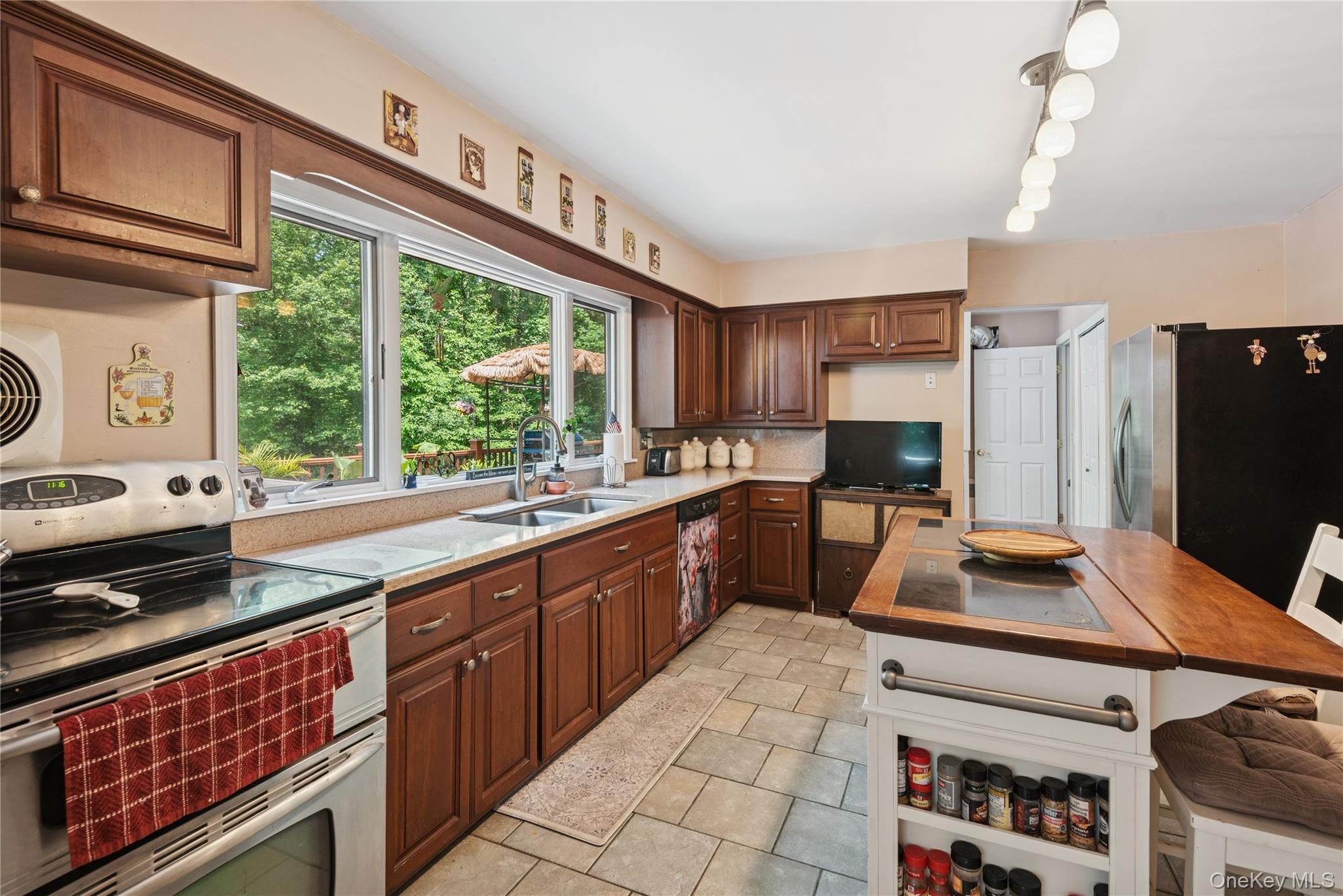 23 Bacon Road, Head Of The Harbor, NY 11780