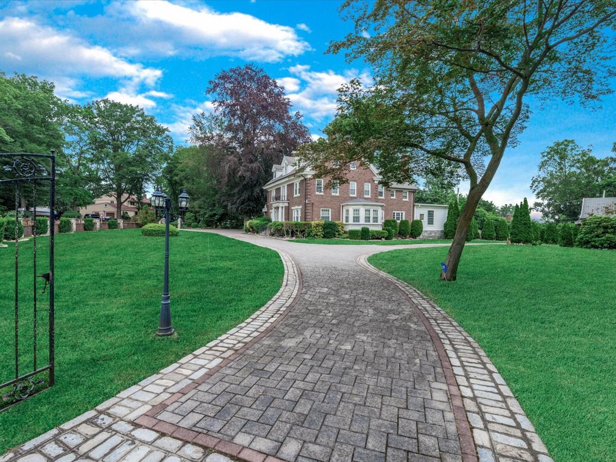 44 Arbor Place, Glen Cove, NY 11542