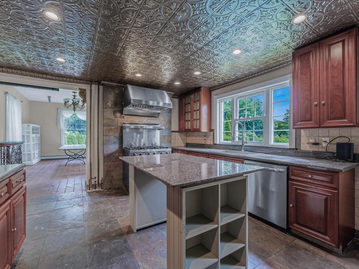 44 Arbor Place, Glen Cove, NY 11542