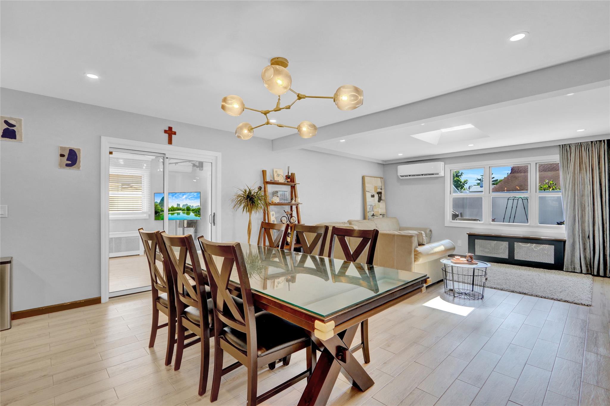 206 Friends Lane, Westbury, NY 11590