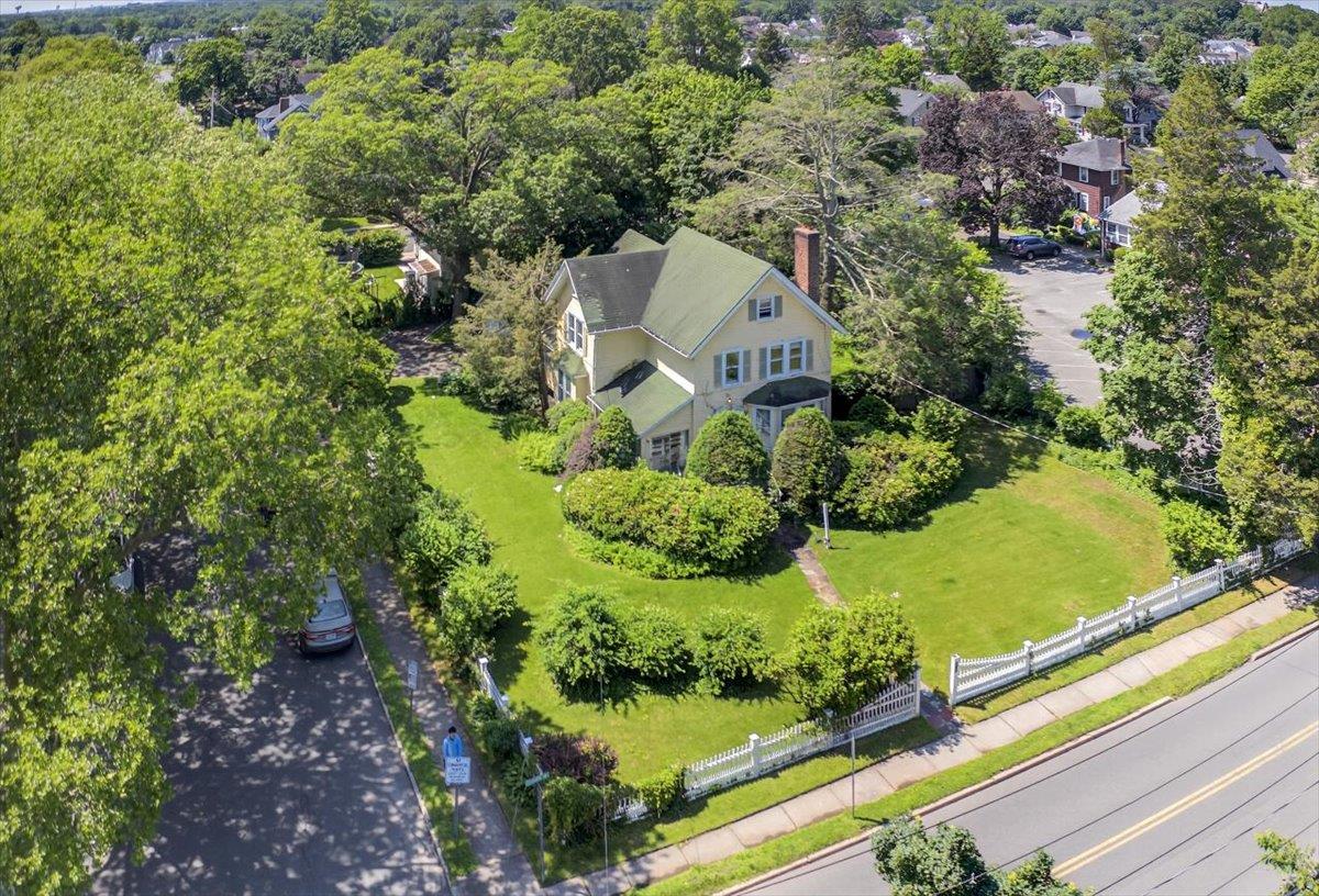 134 Warner Avenue, Roslyn Heights, NY 11577