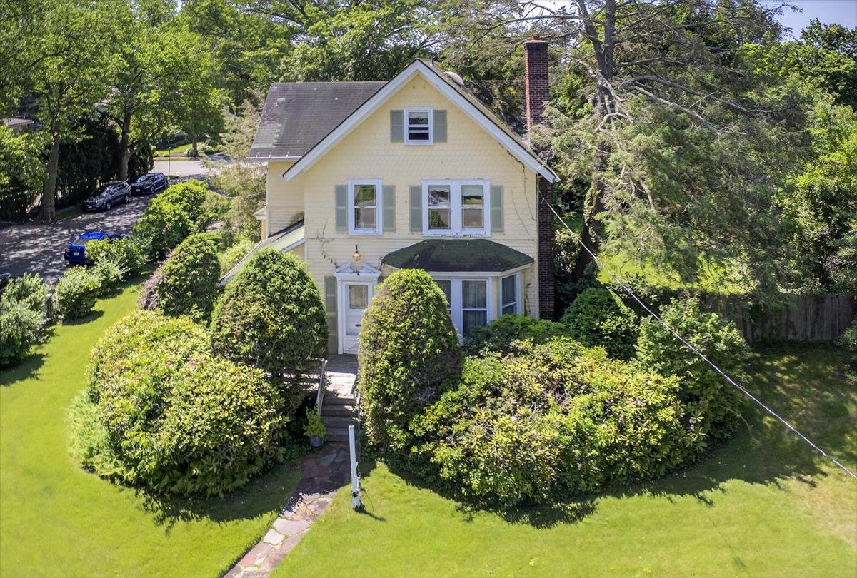 134 Warner Avenue, Roslyn Heights, NY 11577