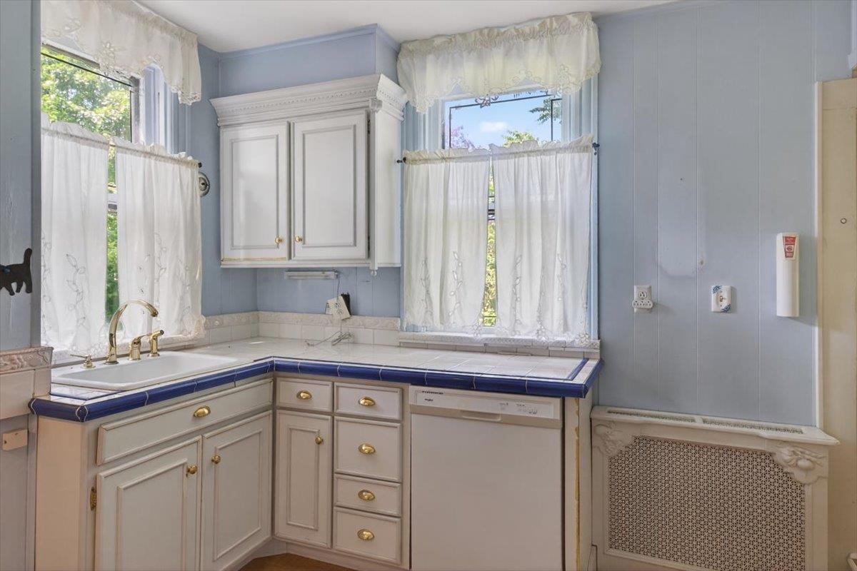 134 Warner Avenue, Roslyn Heights, NY 11577