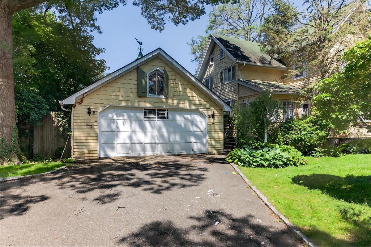 134 Warner Avenue, Roslyn Heights, NY 11577