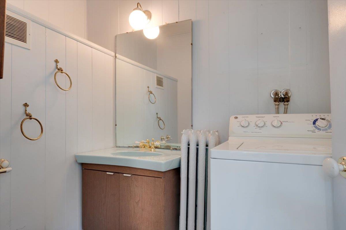 134 Warner Avenue, Roslyn Heights, NY 11577