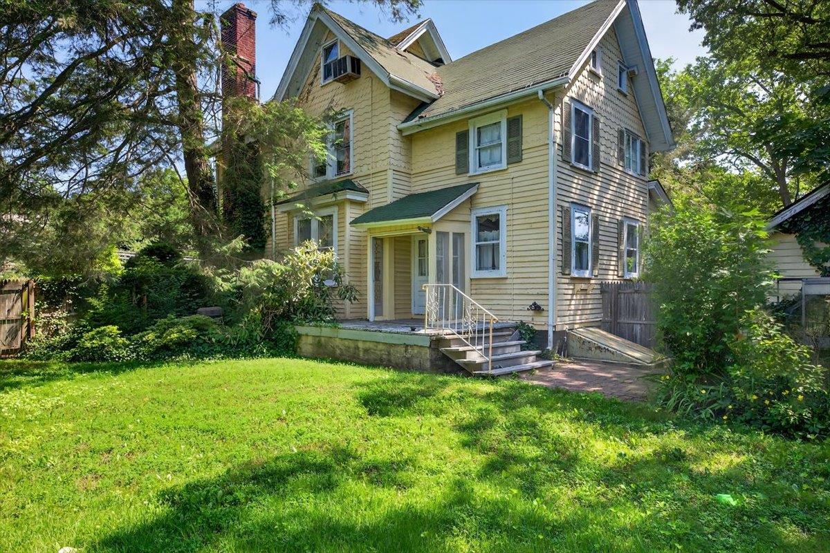 134 Warner Avenue, Roslyn Heights, NY 11577