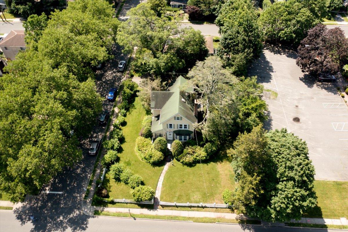 134 Warner Avenue, Roslyn Heights, NY 11577