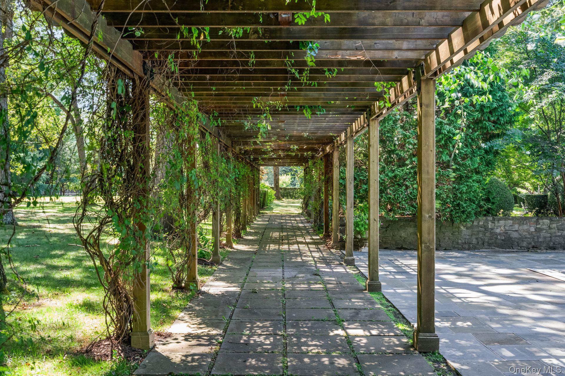 4 Red Fox Lane, Upper Brookville, NY 11545