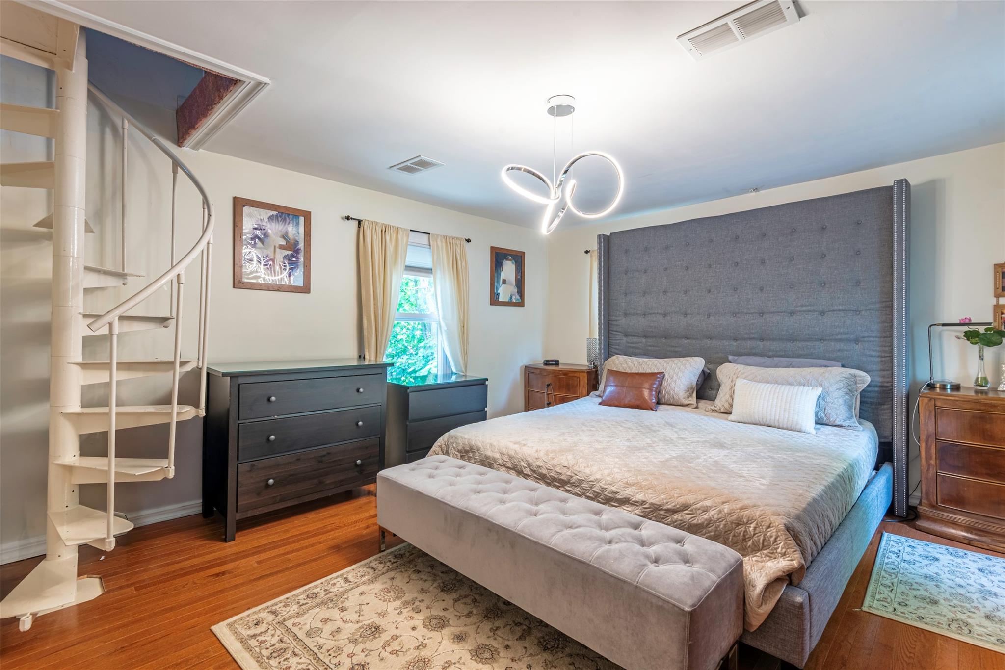 17 Hicks Lane, Great Neck, NY 11024