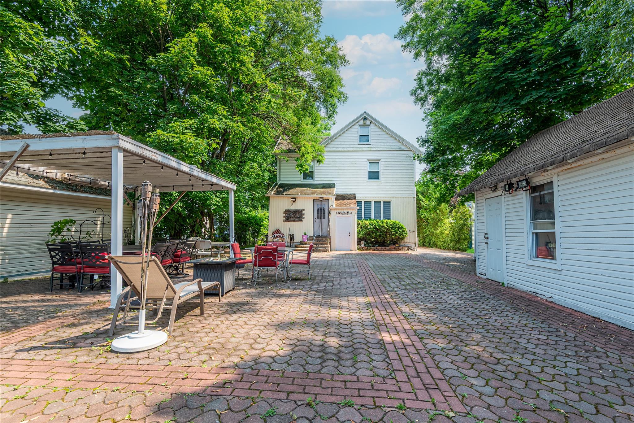 17 Hicks Lane, Great Neck, NY 11024