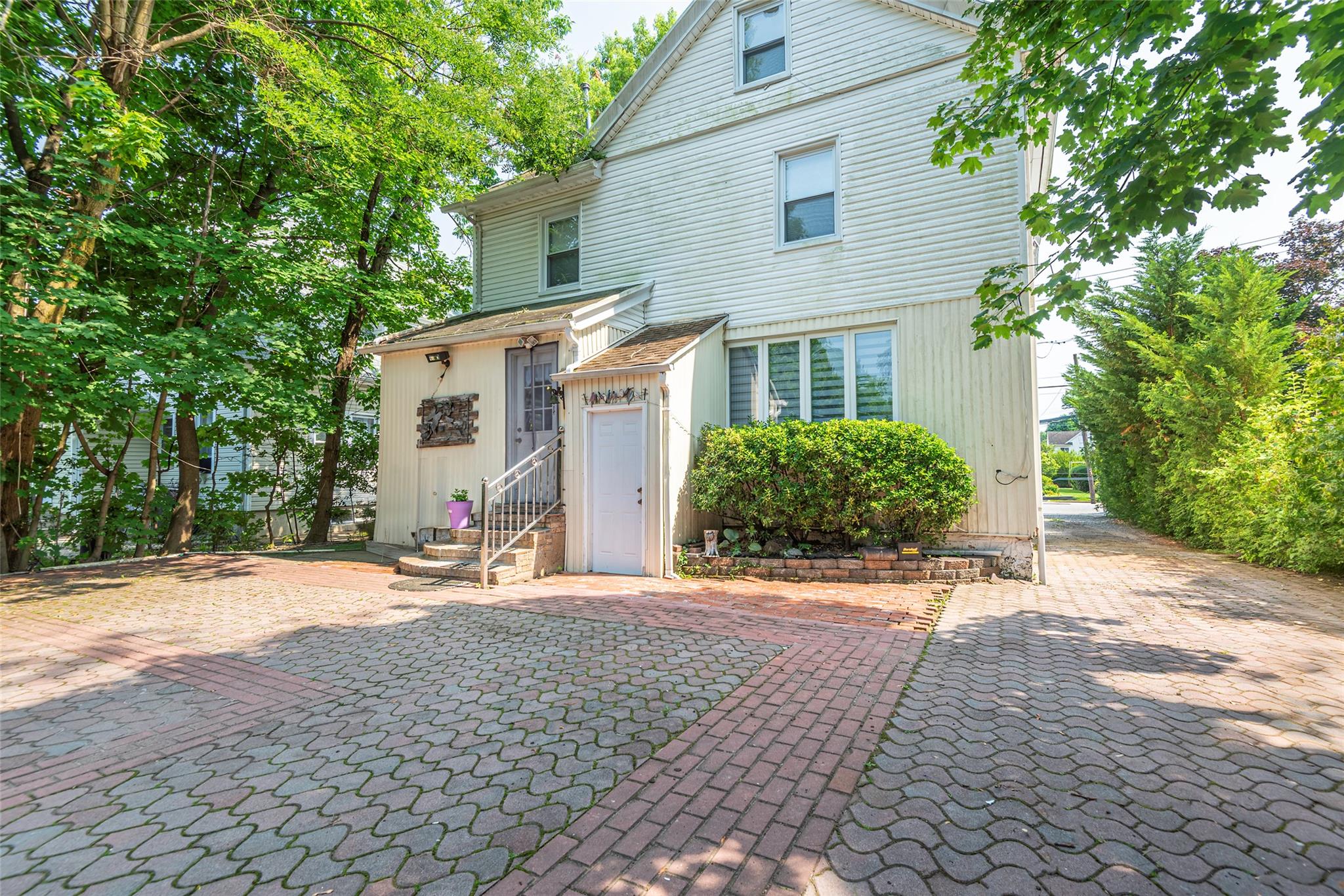 17 Hicks Lane, Great Neck, NY 11024