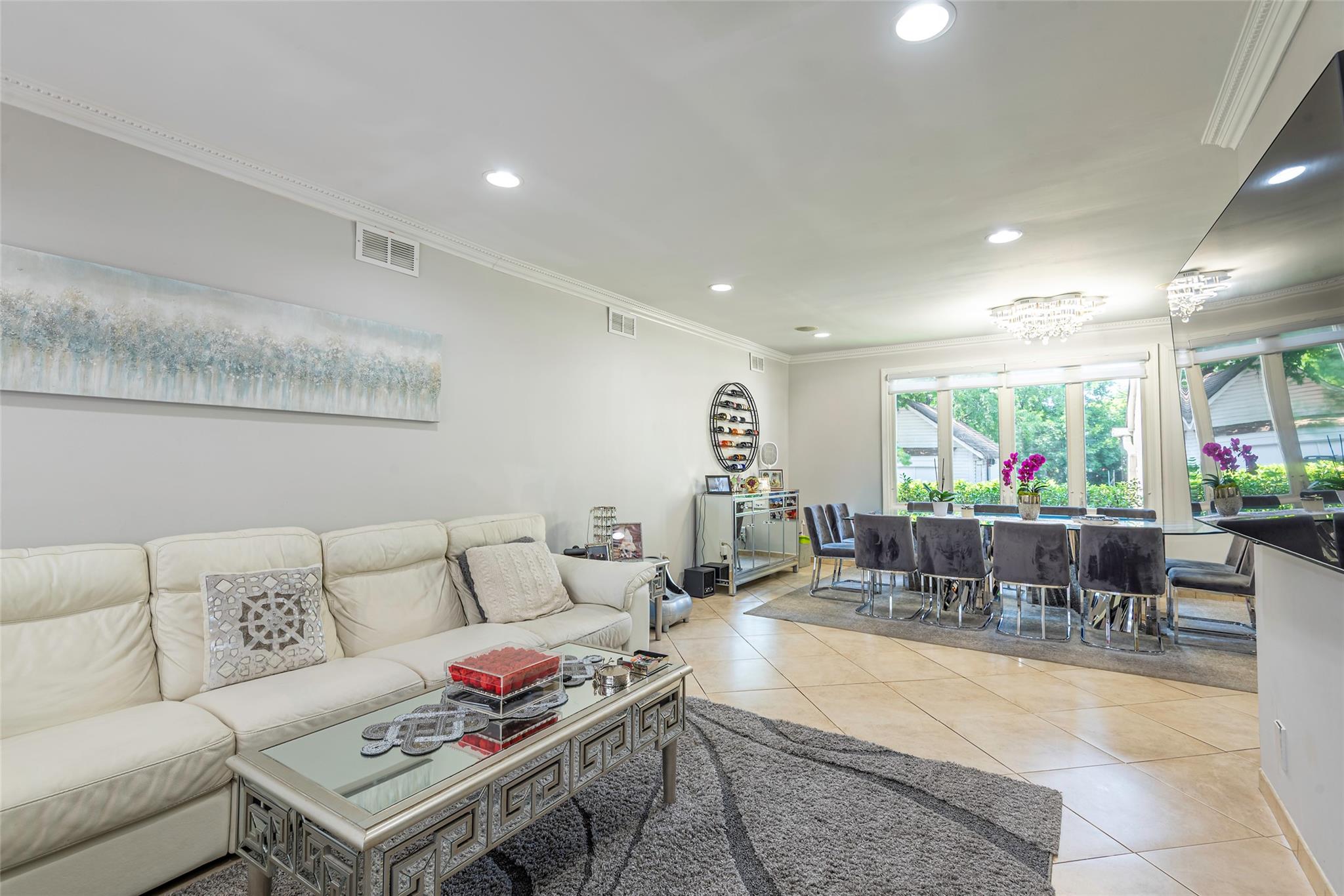 17 Hicks Lane, Great Neck, NY 11024