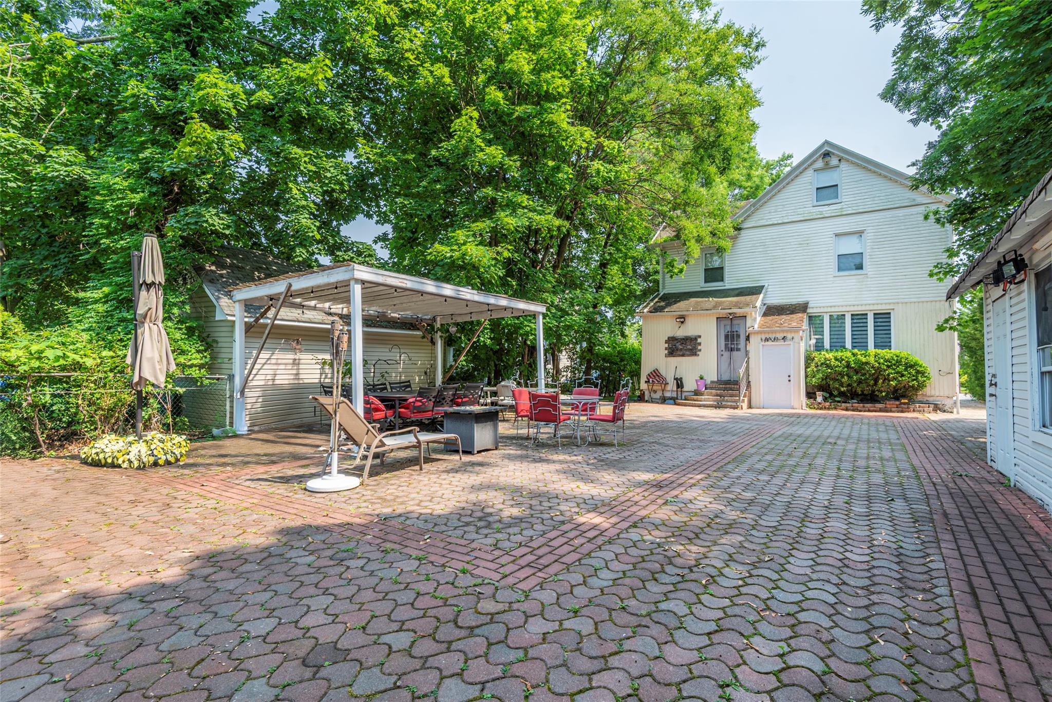 17 Hicks Lane, Great Neck, NY 11024