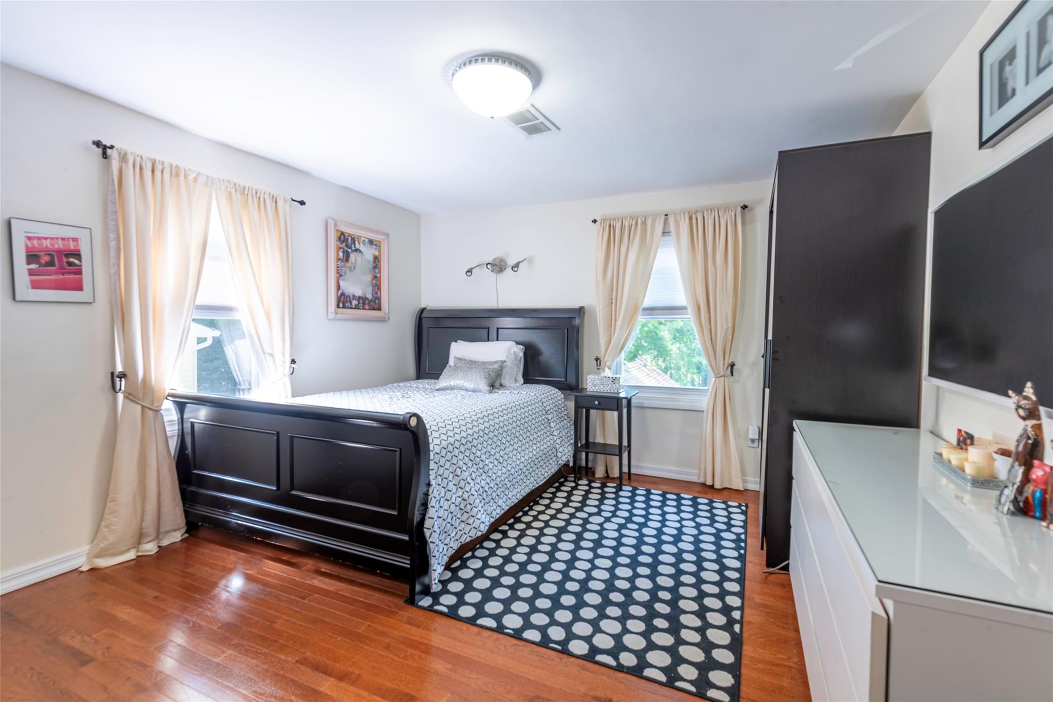 17 Hicks Lane, Great Neck, NY 11024