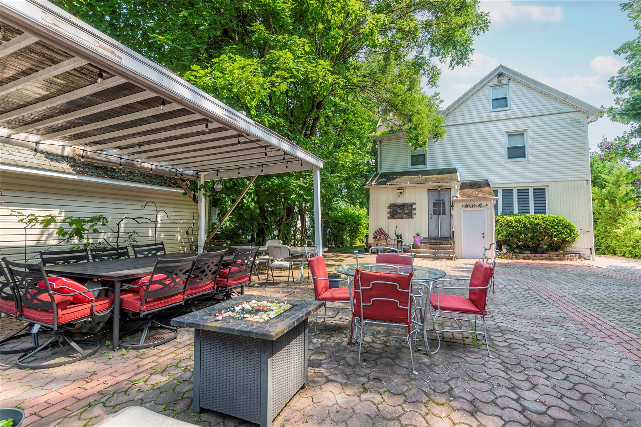 17 Hicks Lane, Great Neck, NY 11024