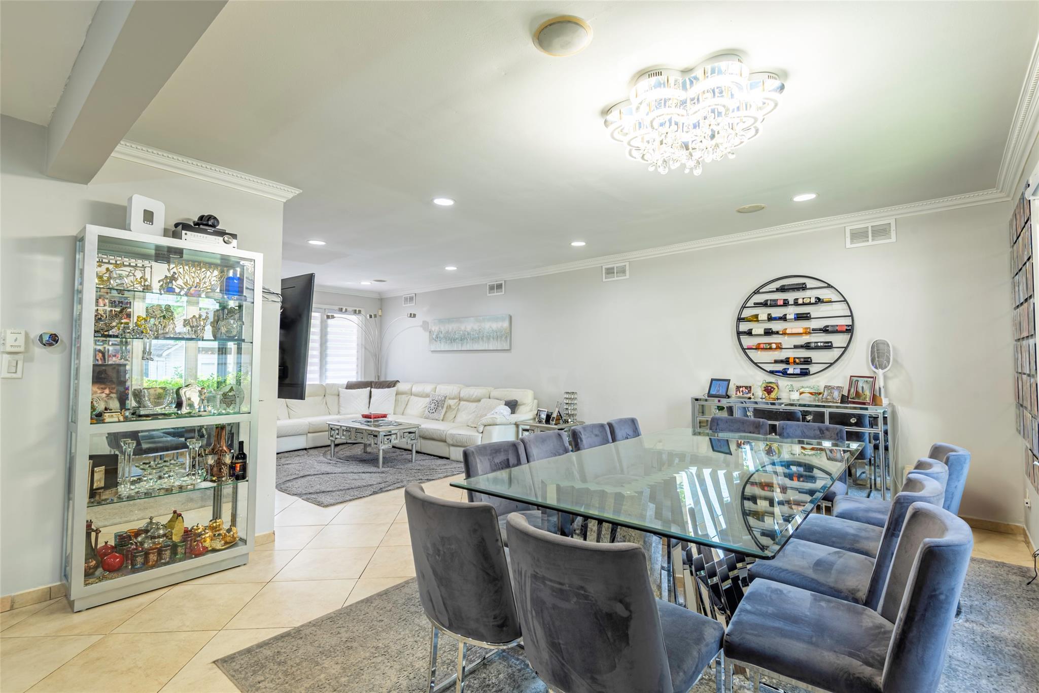 17 Hicks Lane, Great Neck, NY 11024