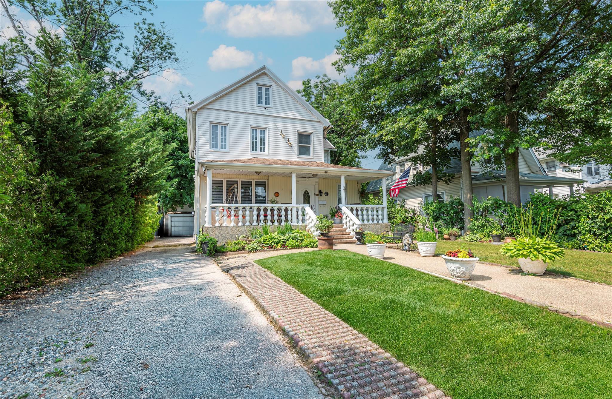 17 Hicks Lane, Great Neck, NY 11024