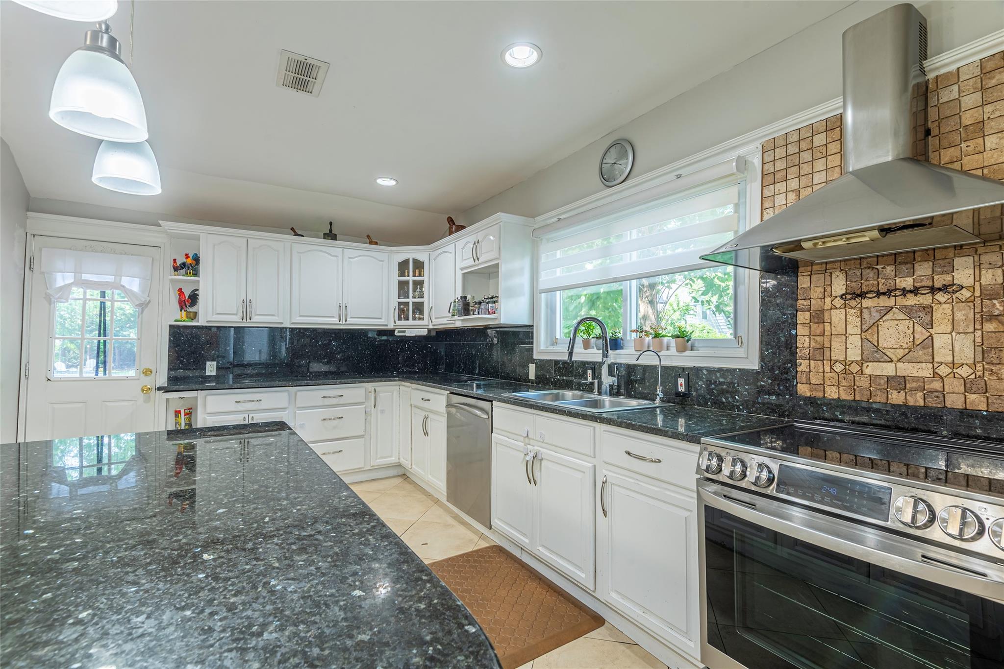 17 Hicks Lane, Great Neck, NY 11024