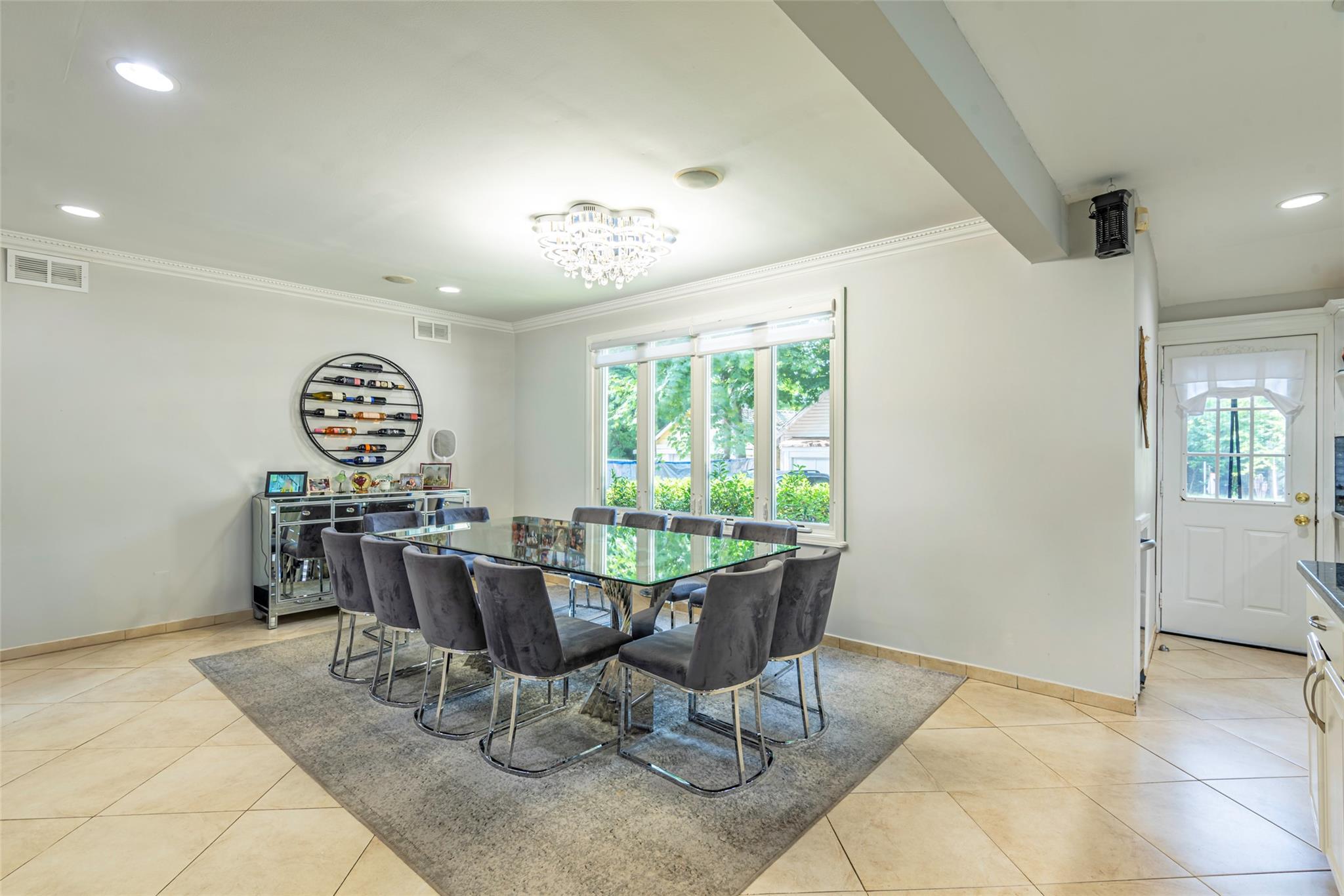 17 Hicks Lane, Great Neck, NY 11024