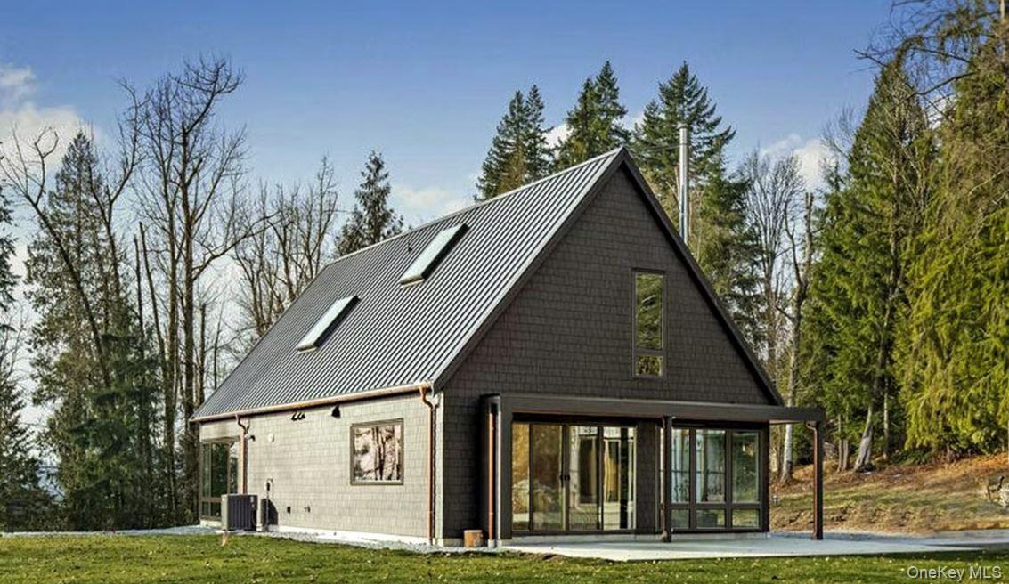 1 Chelsea Road, Hughsonville, NY 12590