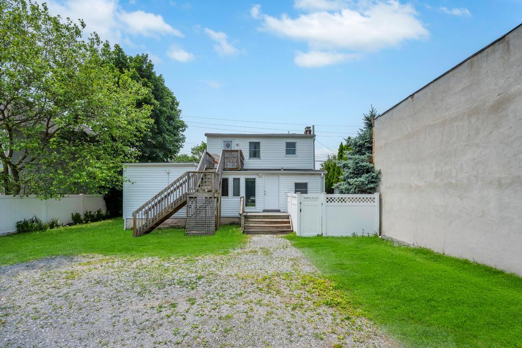 425 Lake Avenue, Saint James, NY 11780