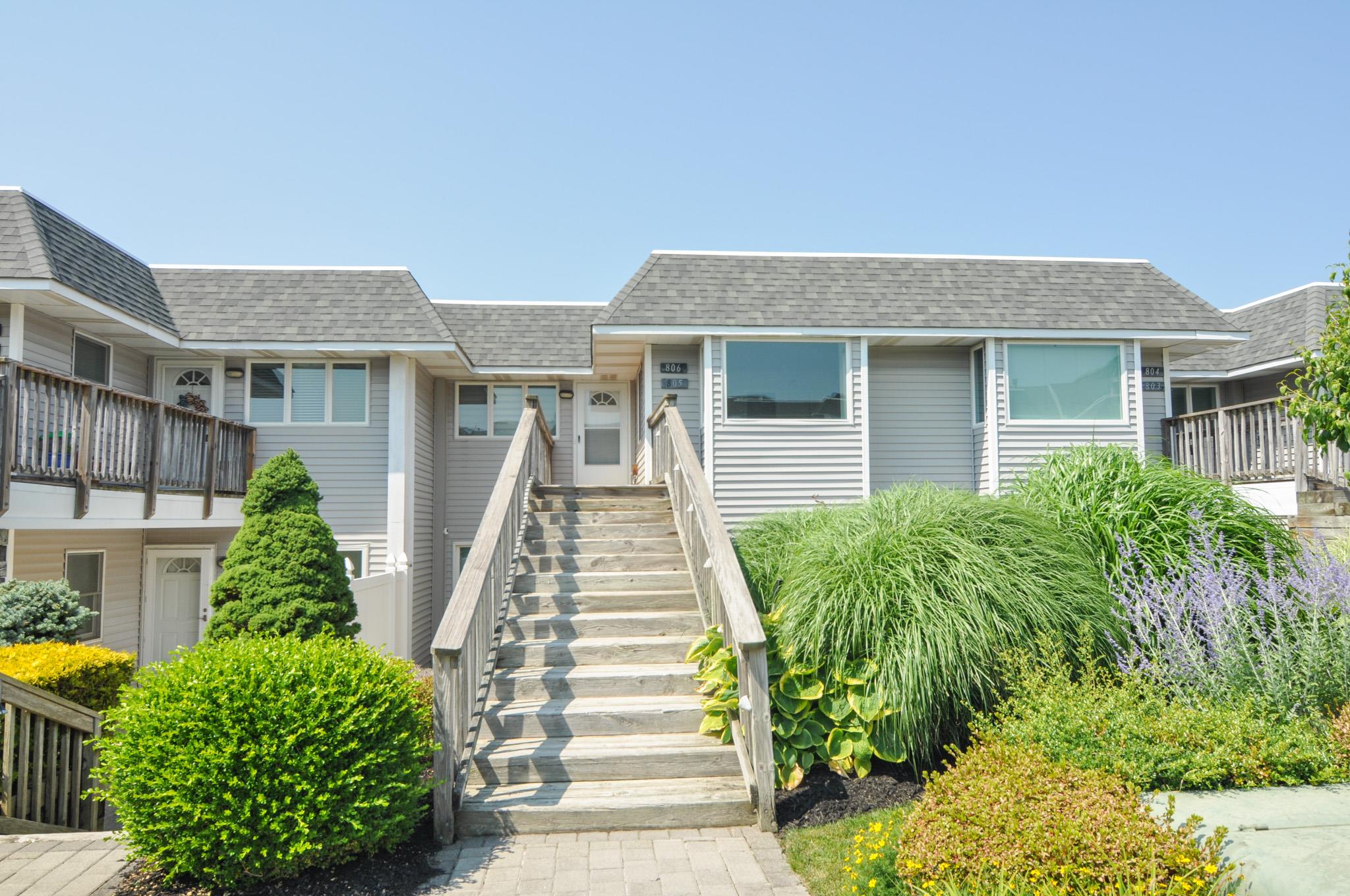 806 Bluffs Drive N, Baiting Hollow, NY 11933