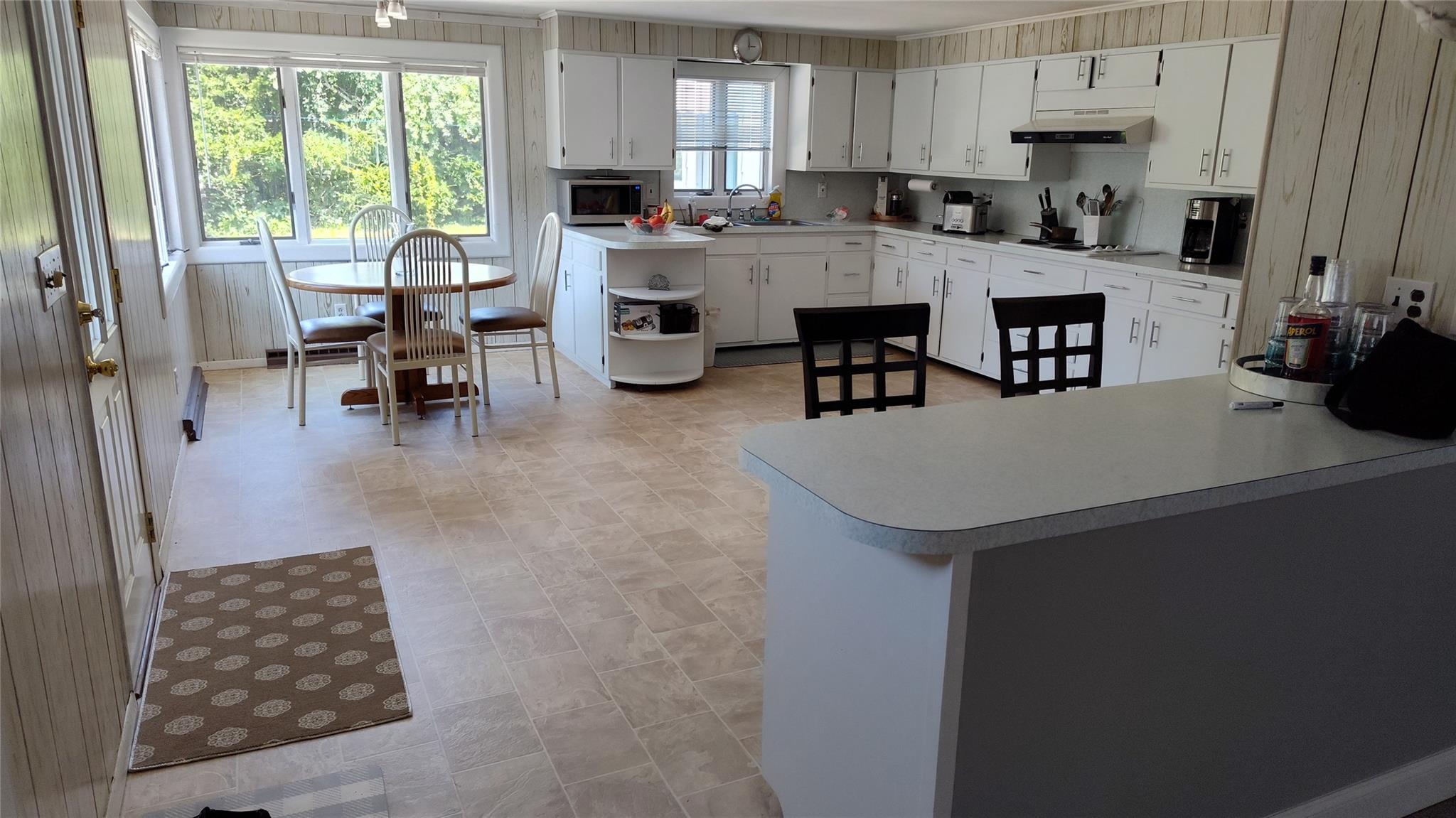 1 Washington Avenue E, Hampton Bays, NY 11946