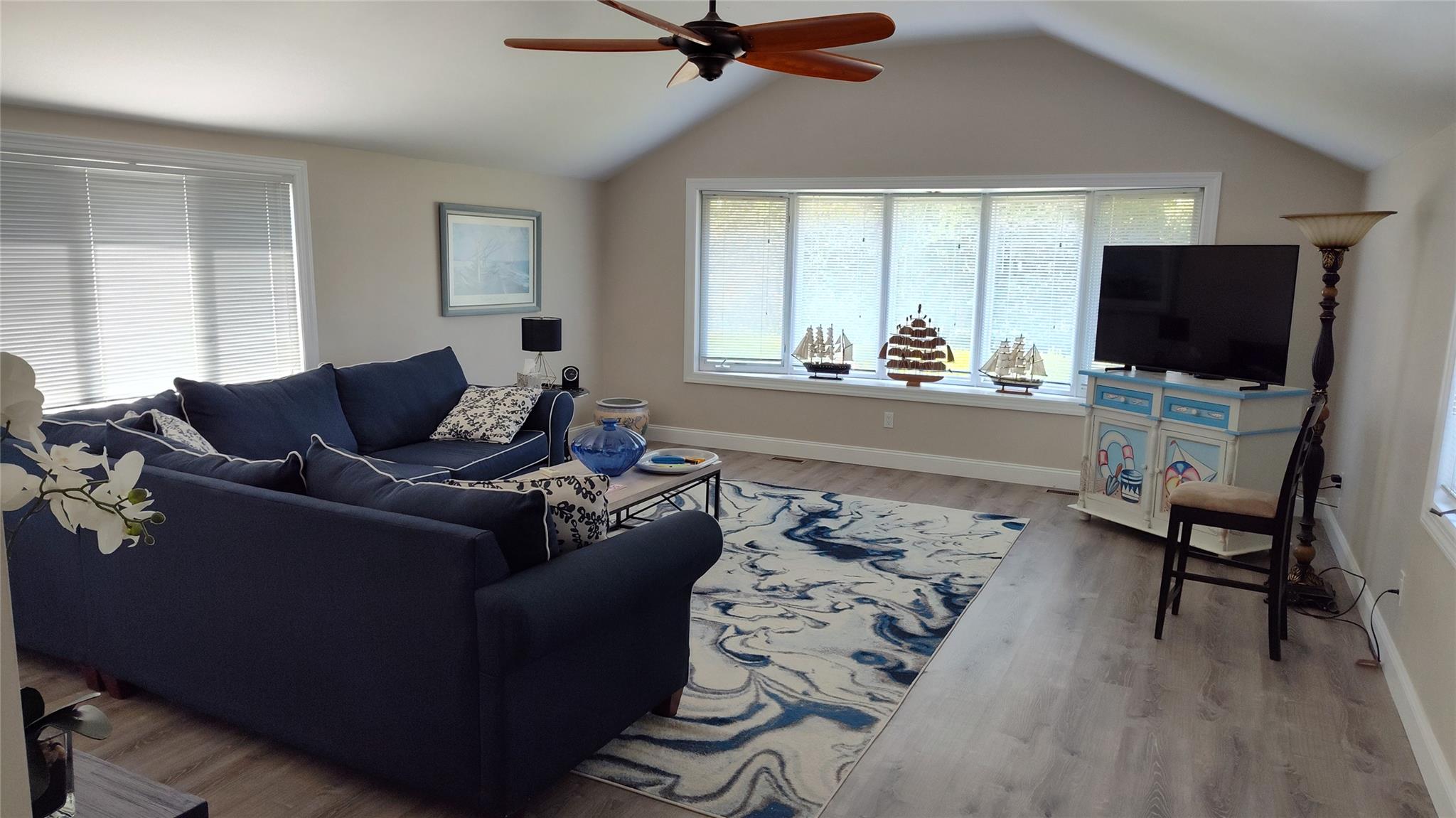 1 Washington Avenue E, Hampton Bays, NY 11946