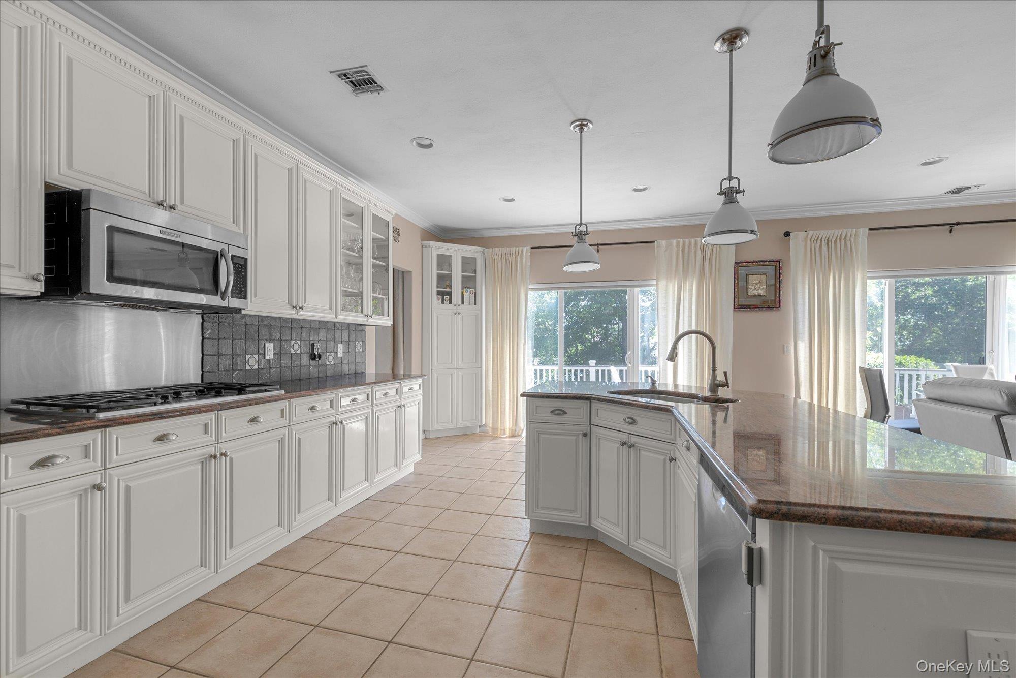 85 Sagamore Drive, Plainview, NY 11803