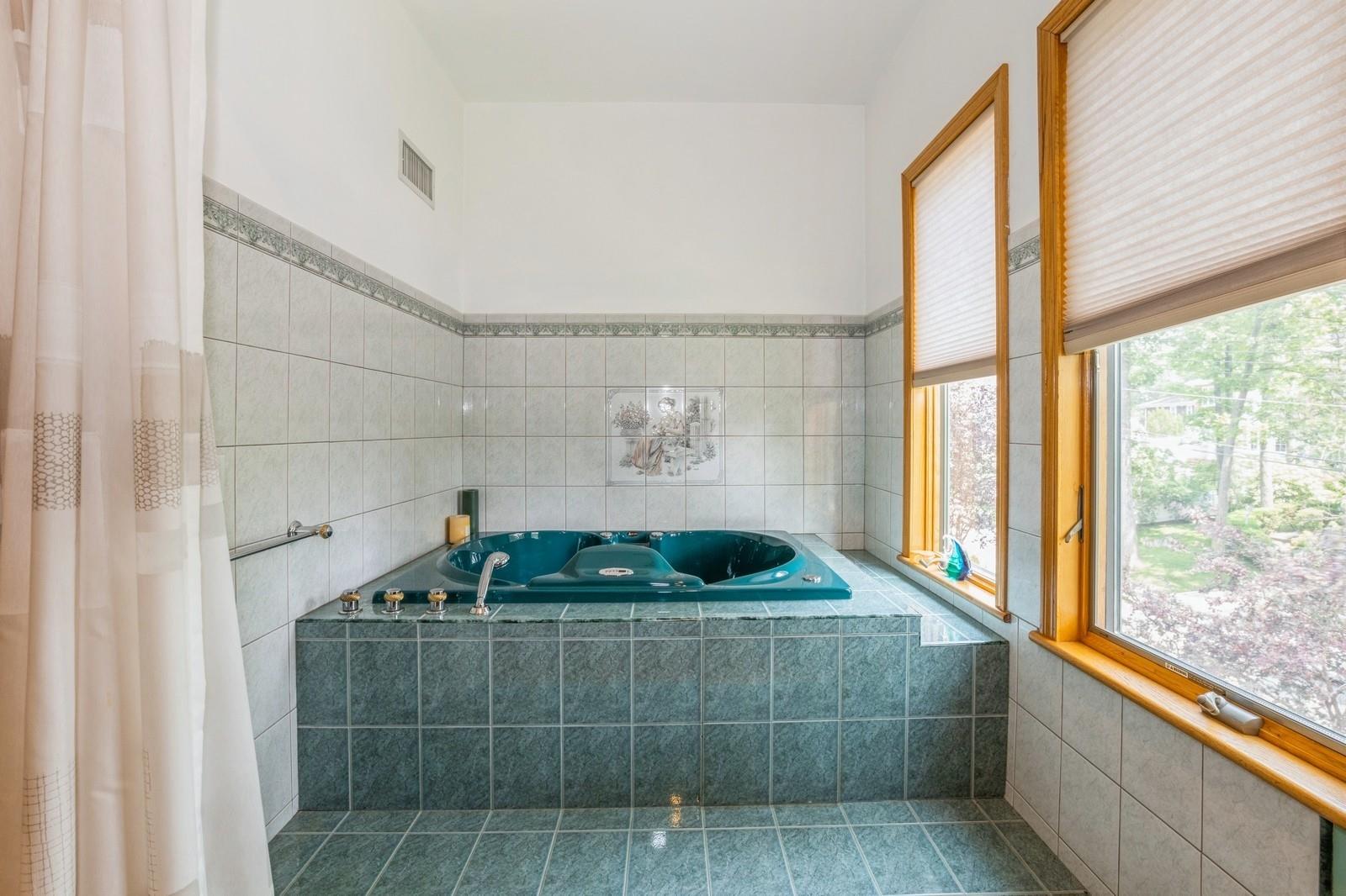 19615 Como Avenue, Holliswood, NY 11423