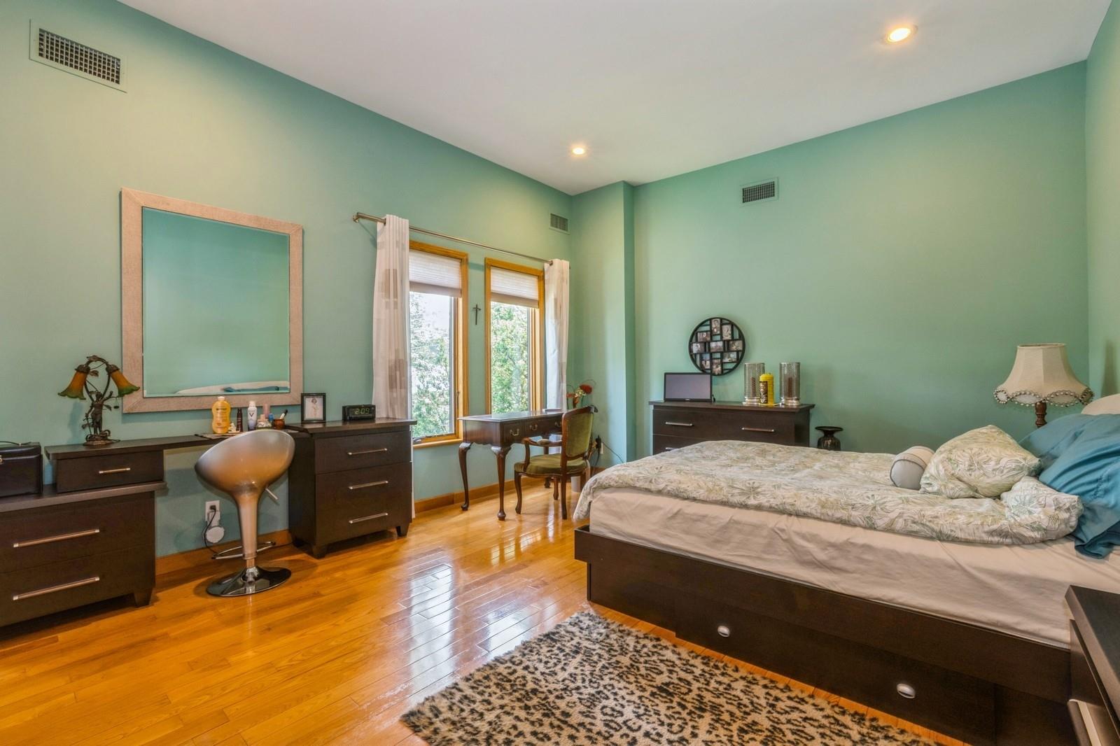 19615 Como Avenue, Holliswood, NY 11423