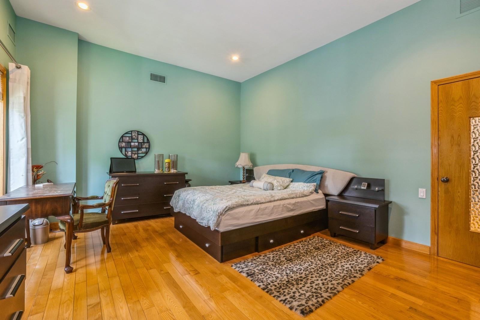 19615 Como Avenue, Holliswood, NY 11423