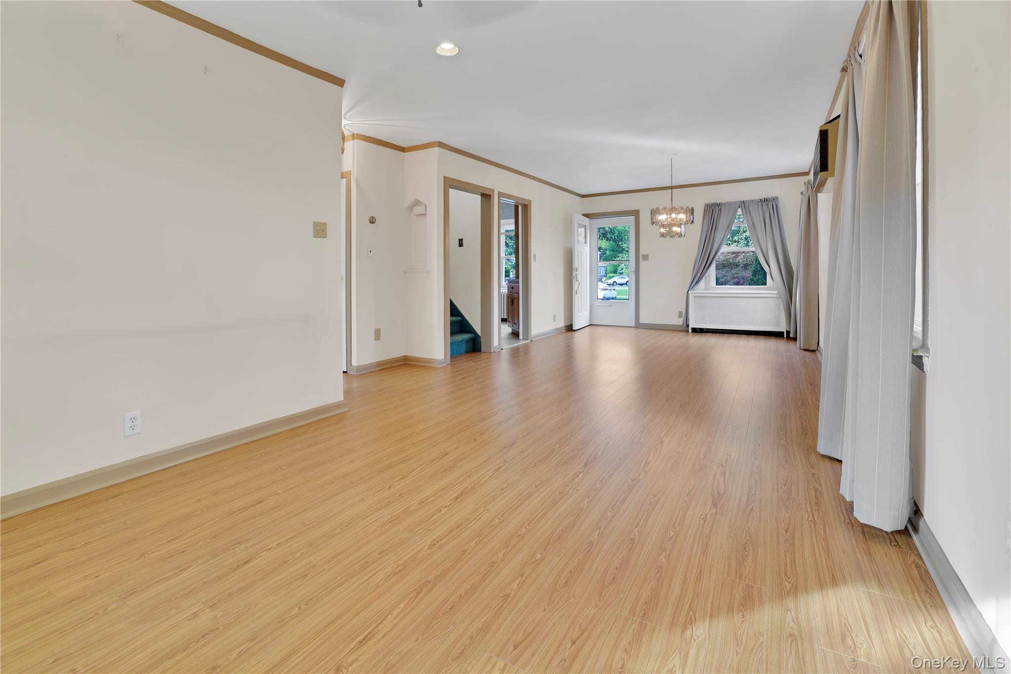 33 Park Circle, New Hyde Park, NY 11040