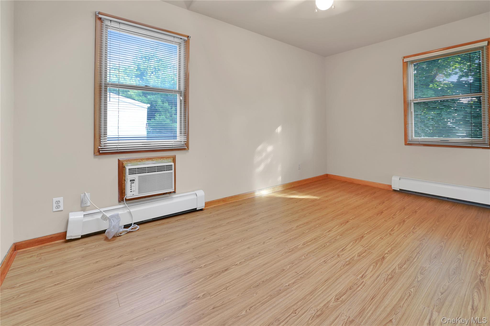 33 Park Circle, New Hyde Park, NY 11040