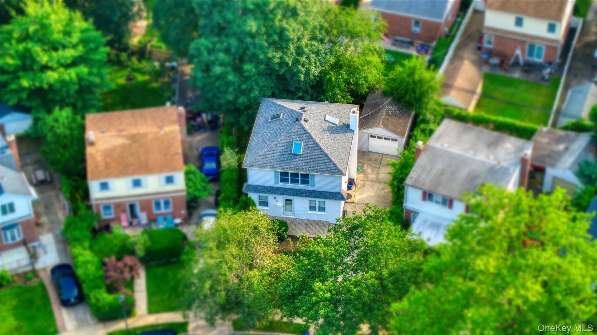 33 Park Circle, New Hyde Park, NY 11040