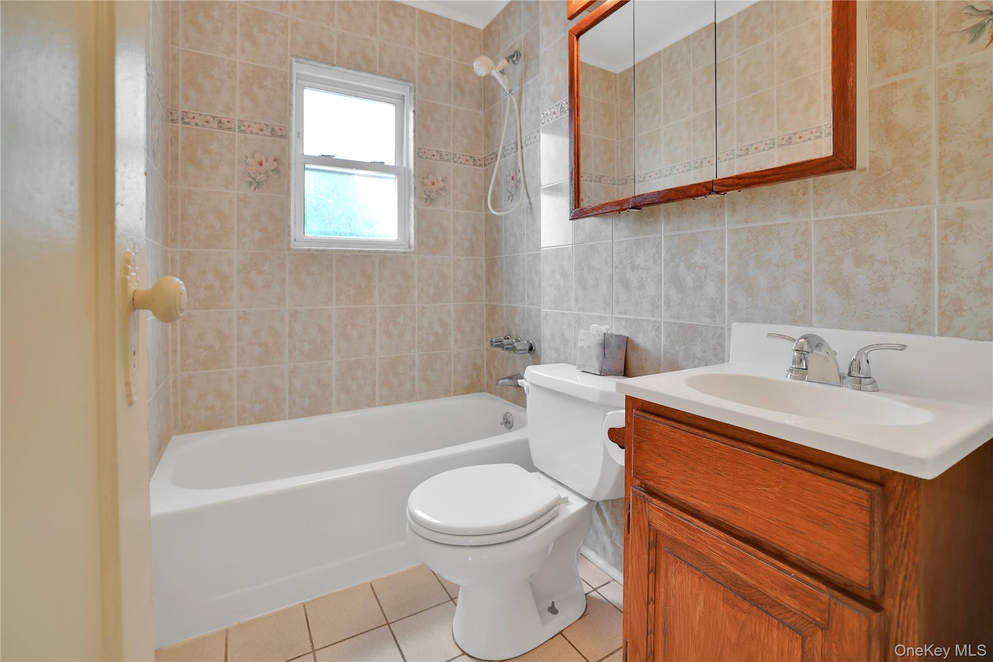 33 Park Circle, New Hyde Park, NY 11040