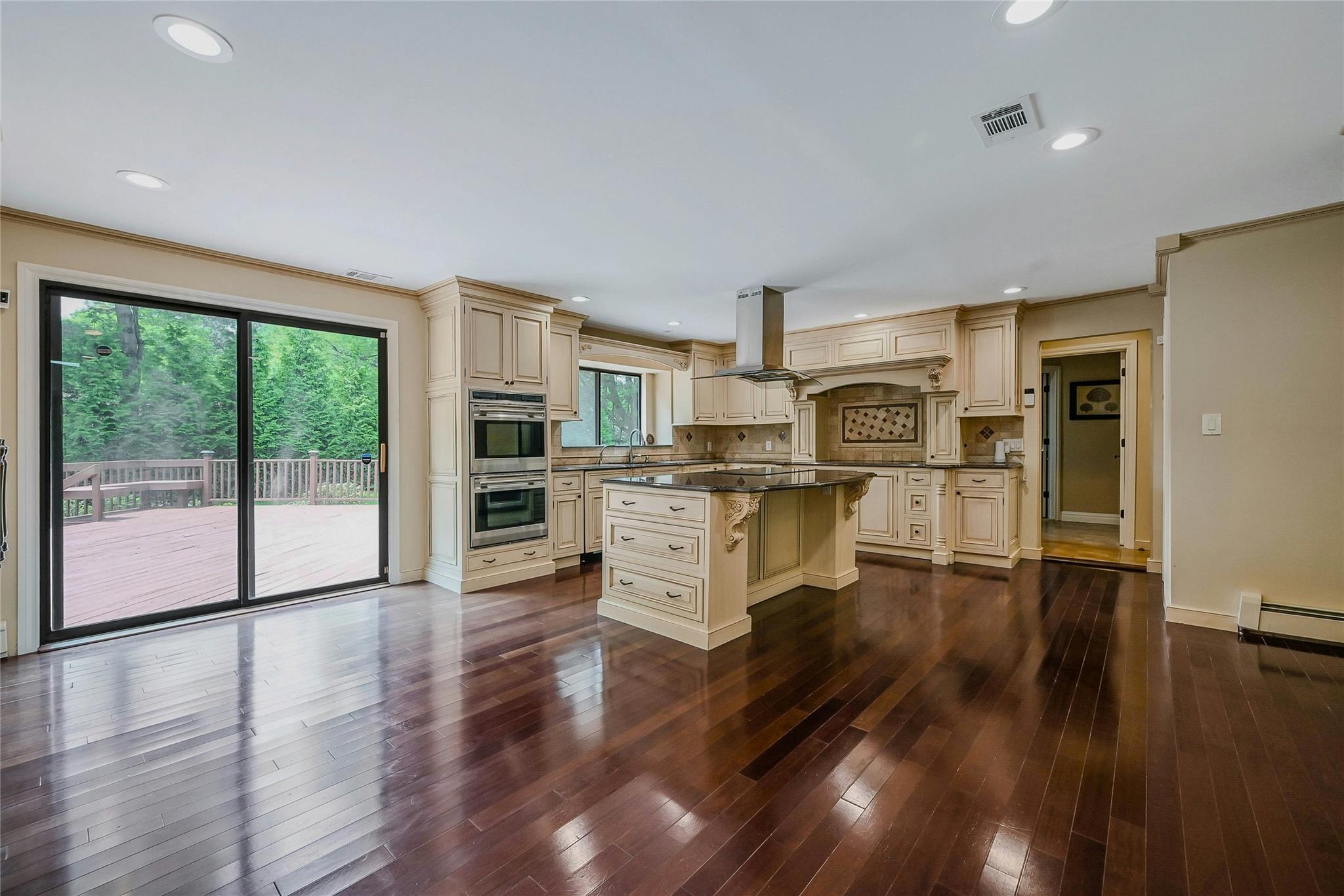 160 Coachman Place E, Syosset, NY 11791