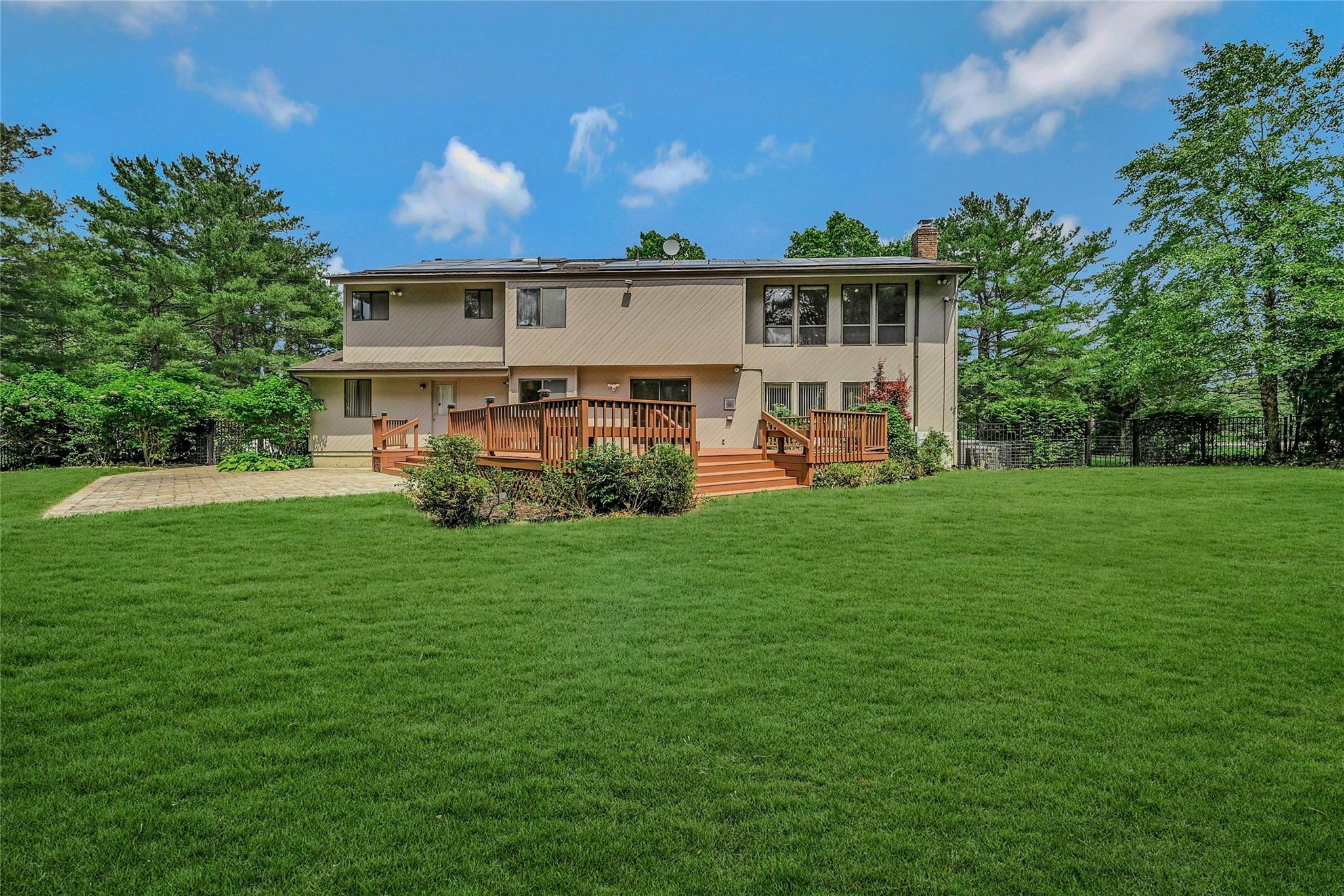 160 Coachman Place E, Syosset, NY 11791