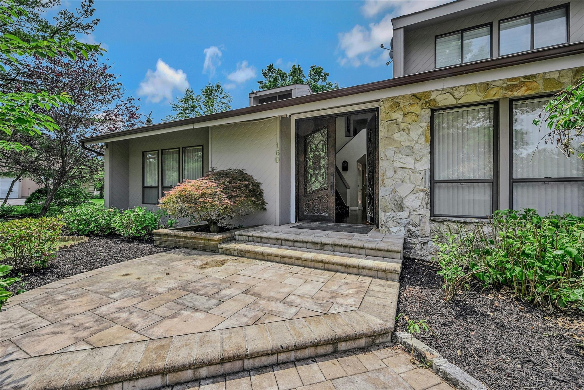 160 Coachman Place E, Syosset, NY 11791