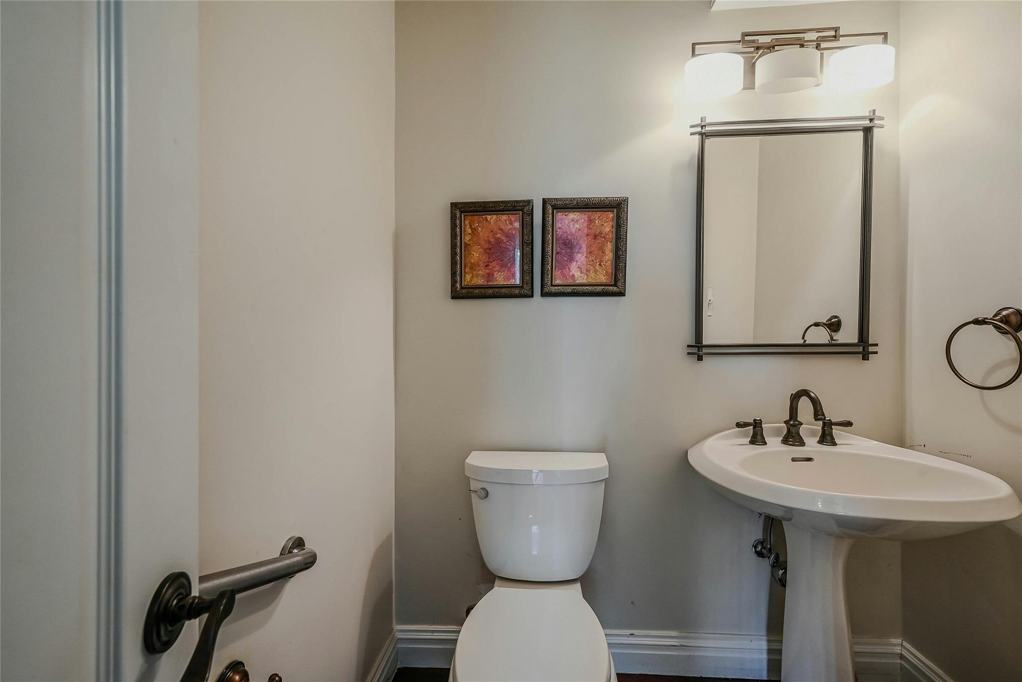 160 Coachman Place E, Syosset, NY 11791