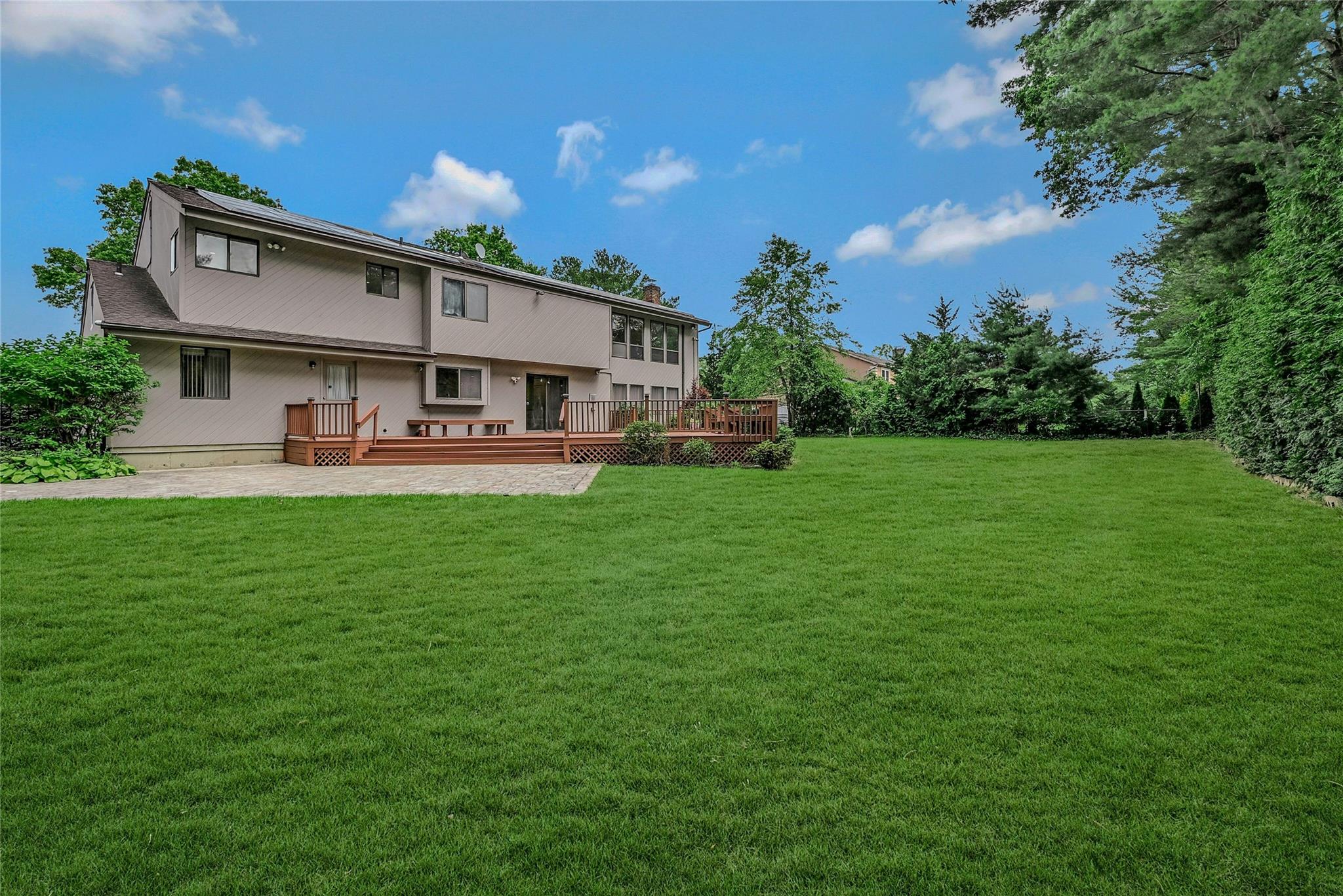 160 Coachman Place E, Syosset, NY 11791