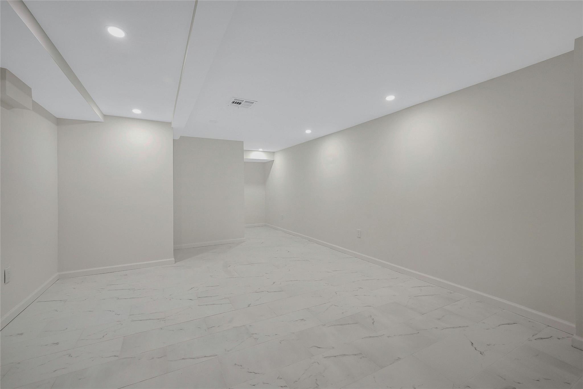 160 Coachman Place E, Syosset, NY 11791