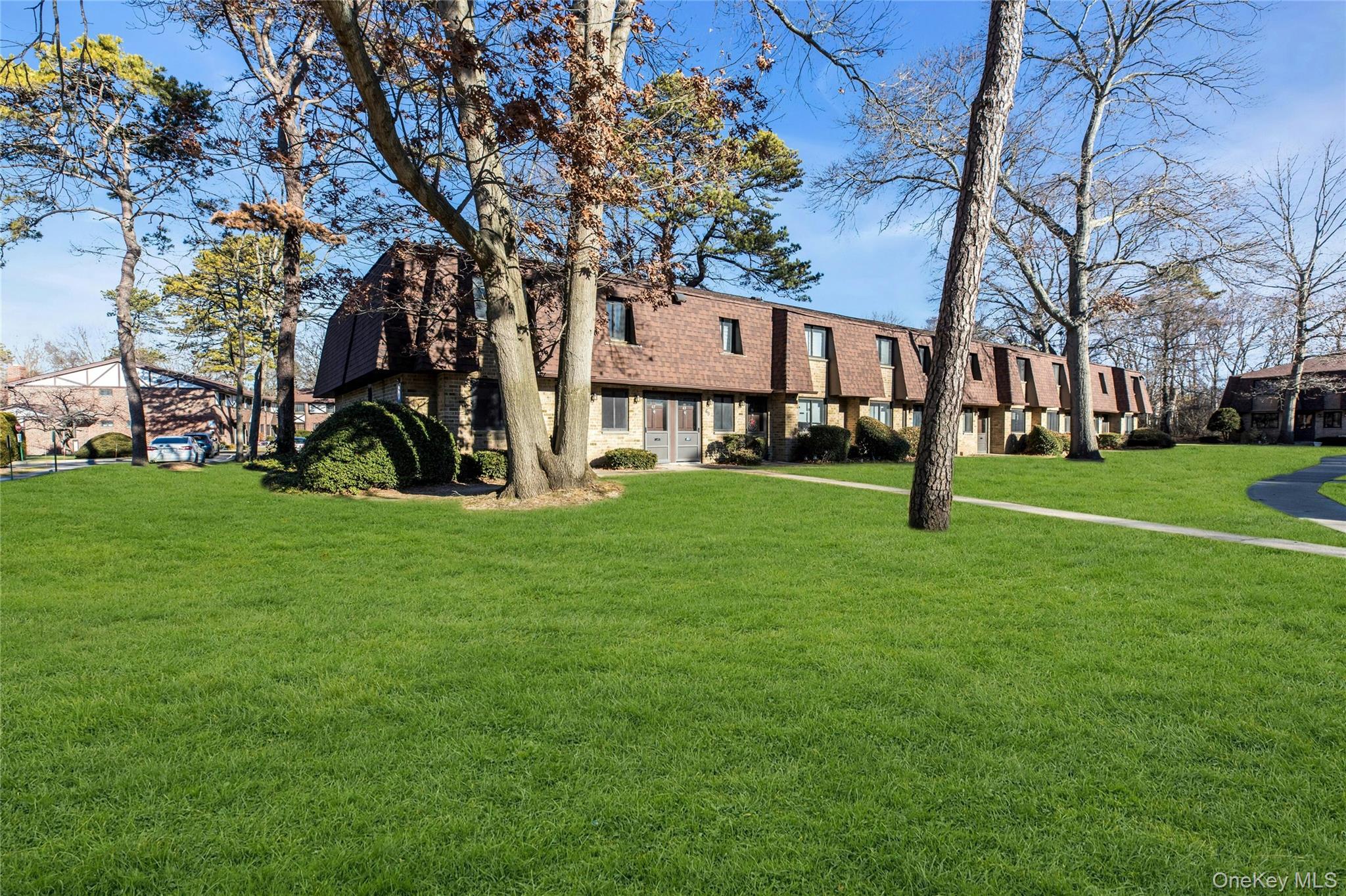 35 Newbrook # 35, Bay Shore, NY 11706