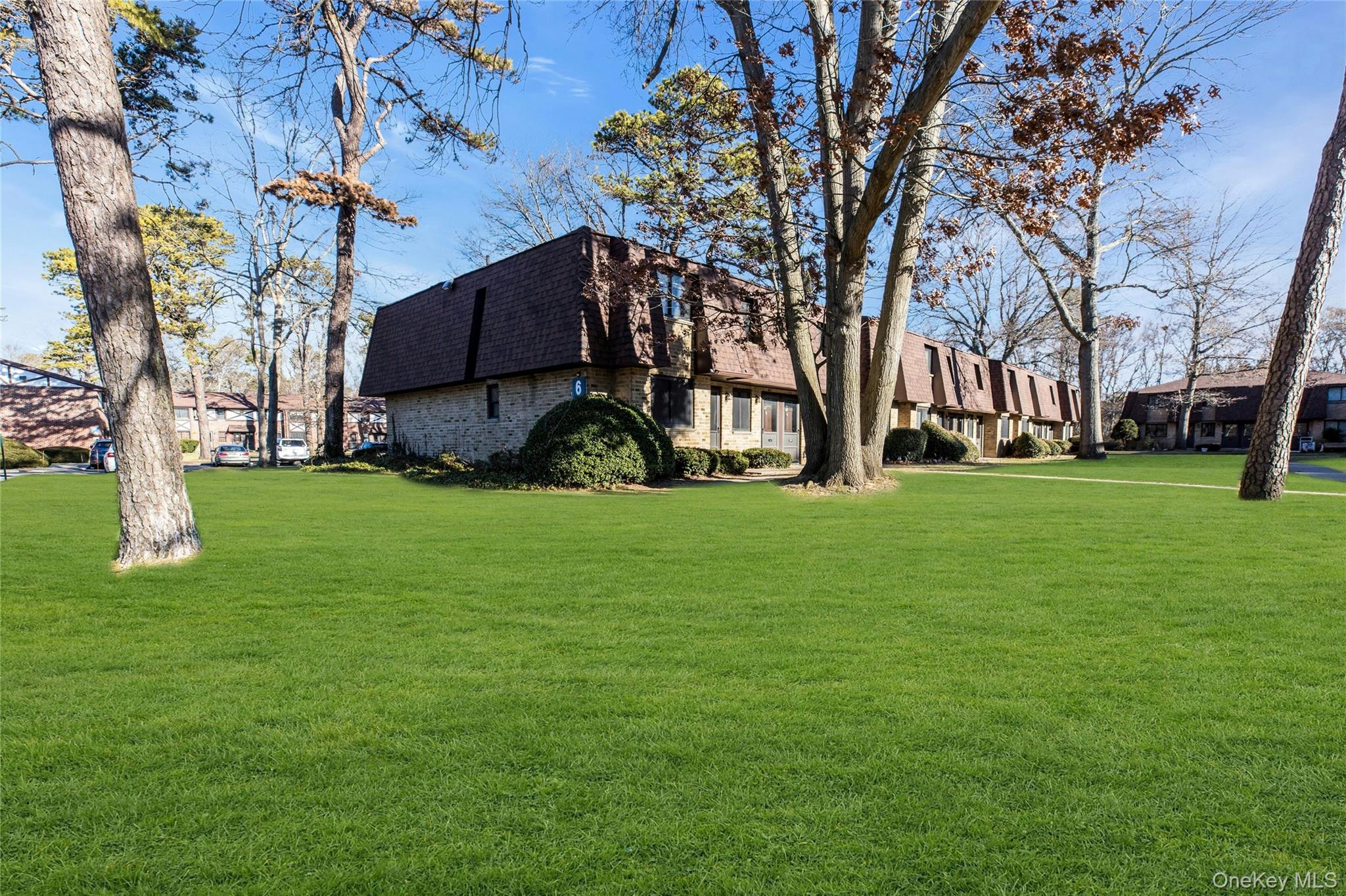 35 Newbrook # 35, Bay Shore, NY 11706