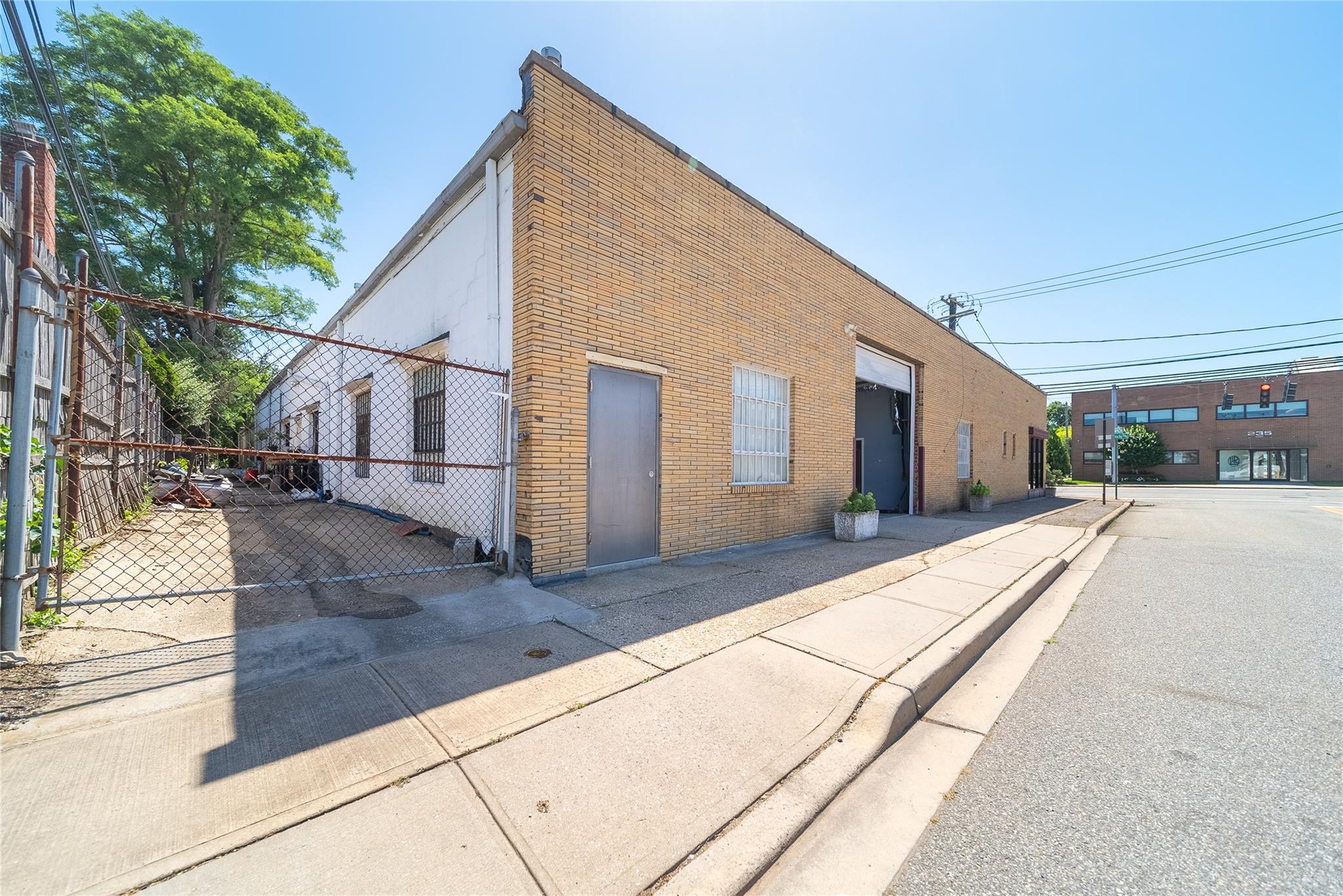 254 E Jericho Turnpike, Mineola, NY 11501