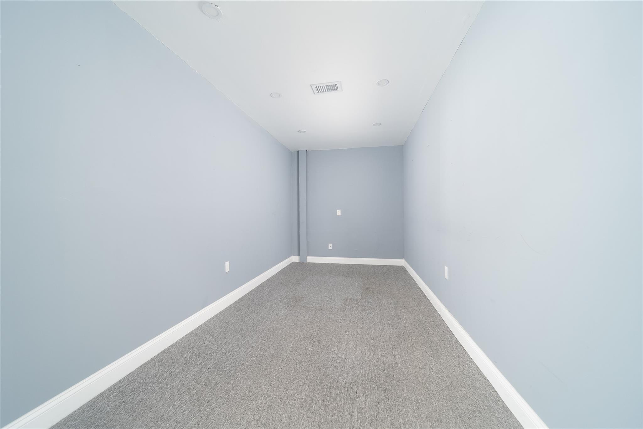 254 E Jericho Turnpike, Mineola, NY 11501