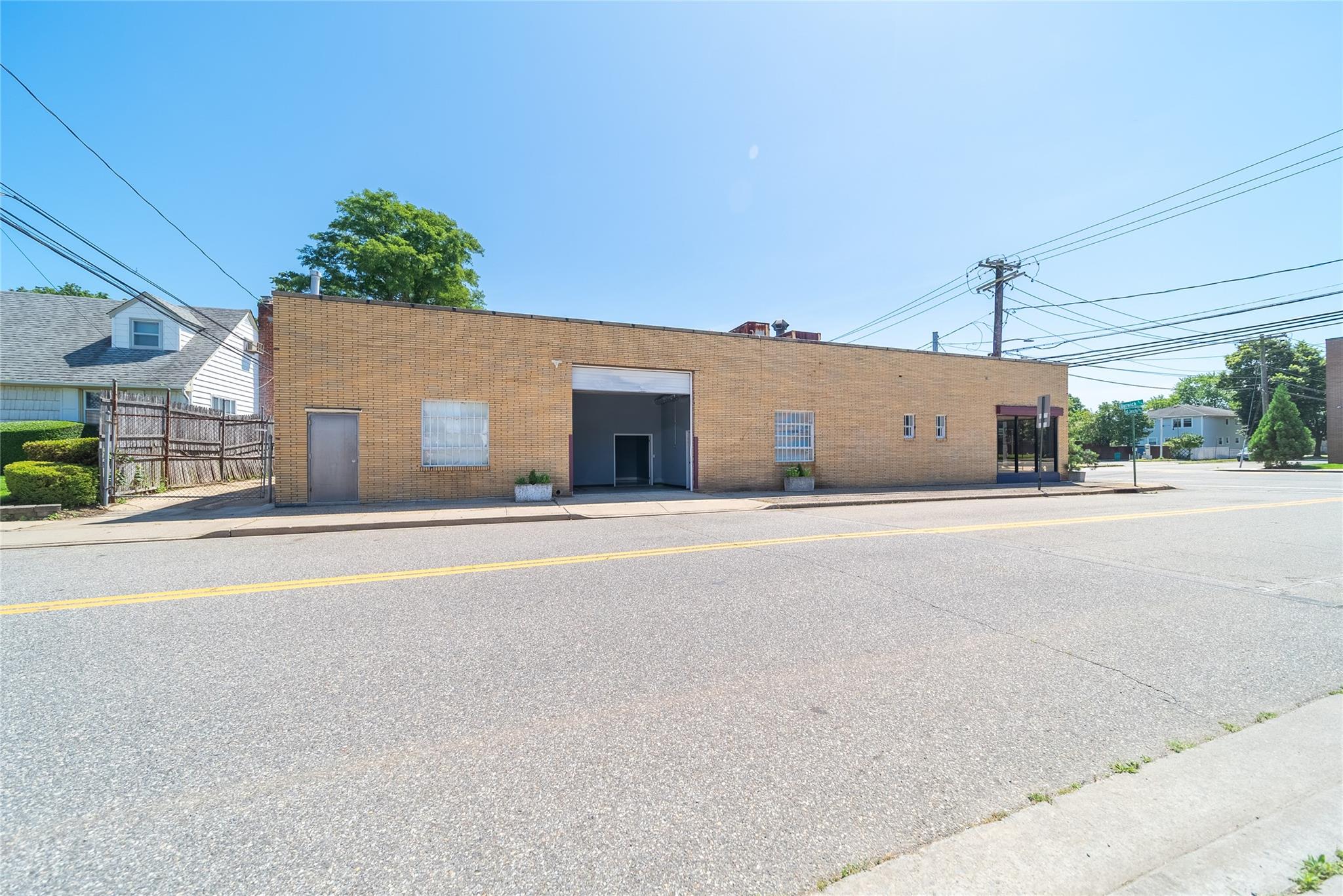 254 E Jericho Turnpike, Mineola, NY 11501